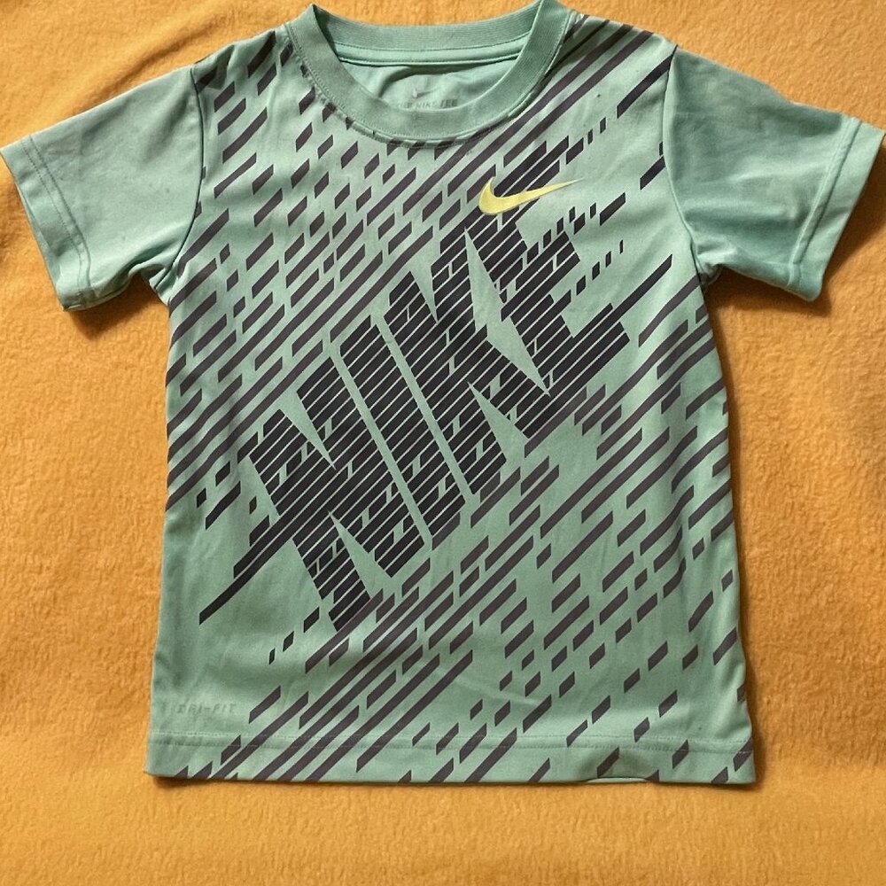 The Nike Tee Short Sleeve Boys Shirt Size S (4-5 YRS) Light Green